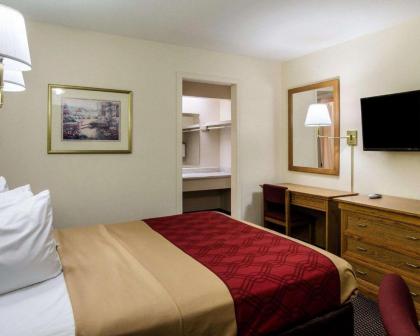 Econo Lodge University - image 12