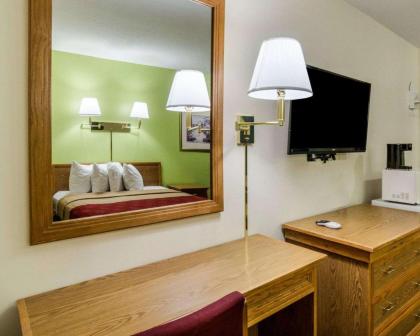 Econo Lodge University - image 13