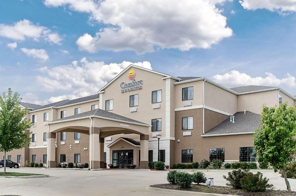 Comfort Inn & Suites Lawrence - main image