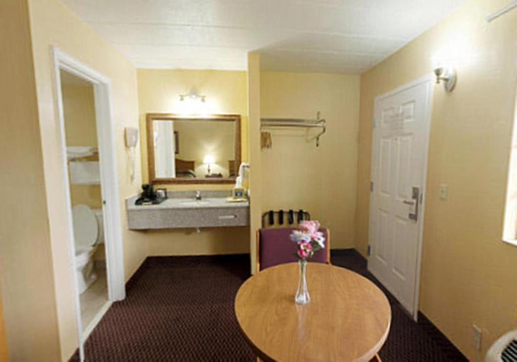 Redwood Inn - Lawrenceburg - image 3