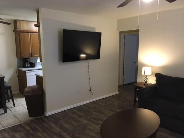 Simple 1-bedroom unit upstairs close to Fort Sill! - image 4