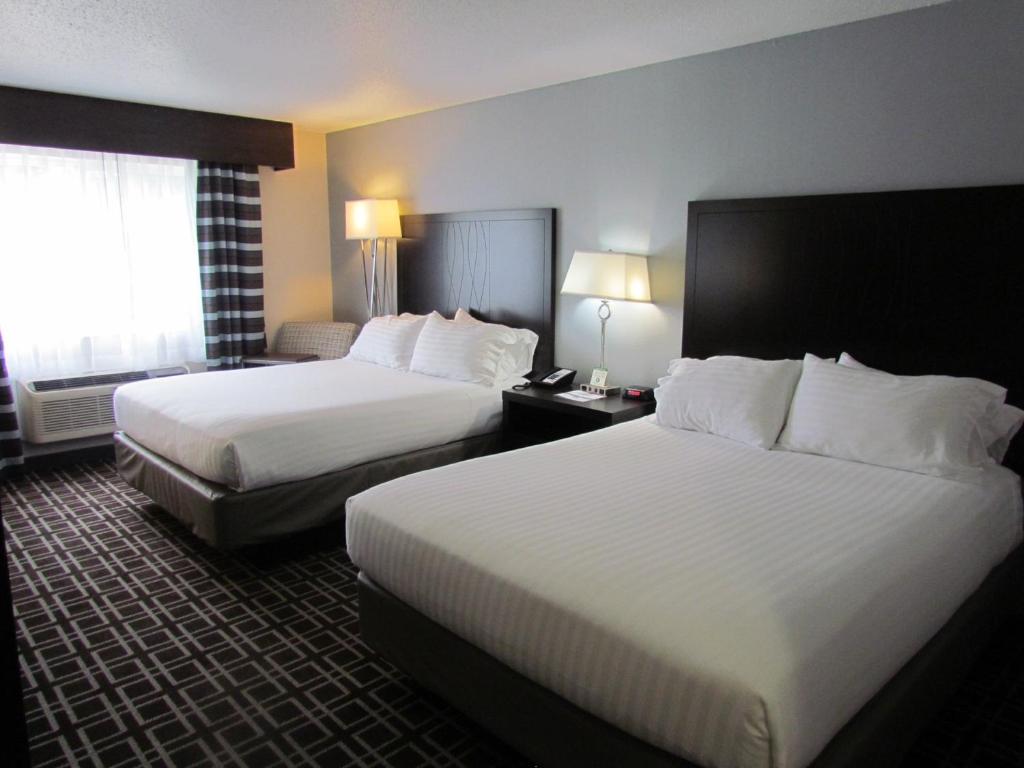 Holiday Inn Express Le Claire Riverfront-Davenport an IHG Hotel - image 2