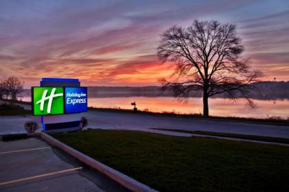 Holiday Inn Express Le Claire Riverfront-Davenport an IHG Hotel - image 9