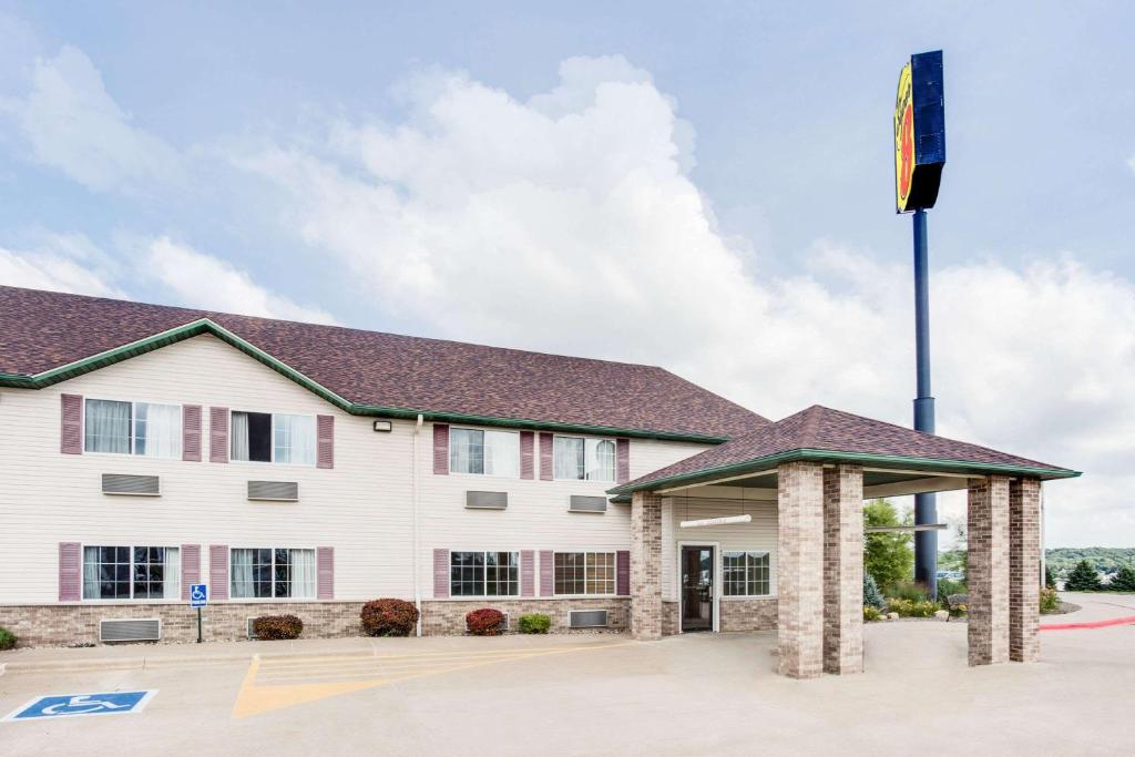 Super 8 by Wyndham Le Claire/Quad Cities - main image