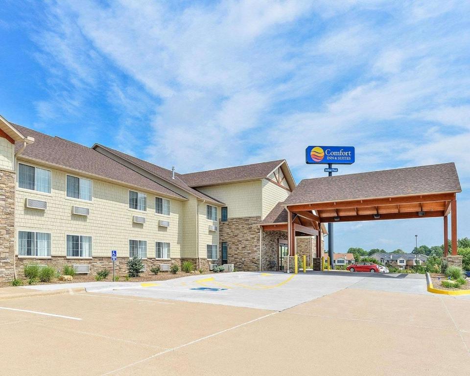 Comfort Inn & Suites Riverview near Davenport and I-80 - main image