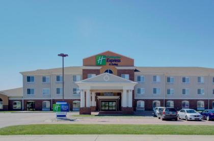 Holiday Inn Express & Suites Le Mars an IHG Hotel - image 1