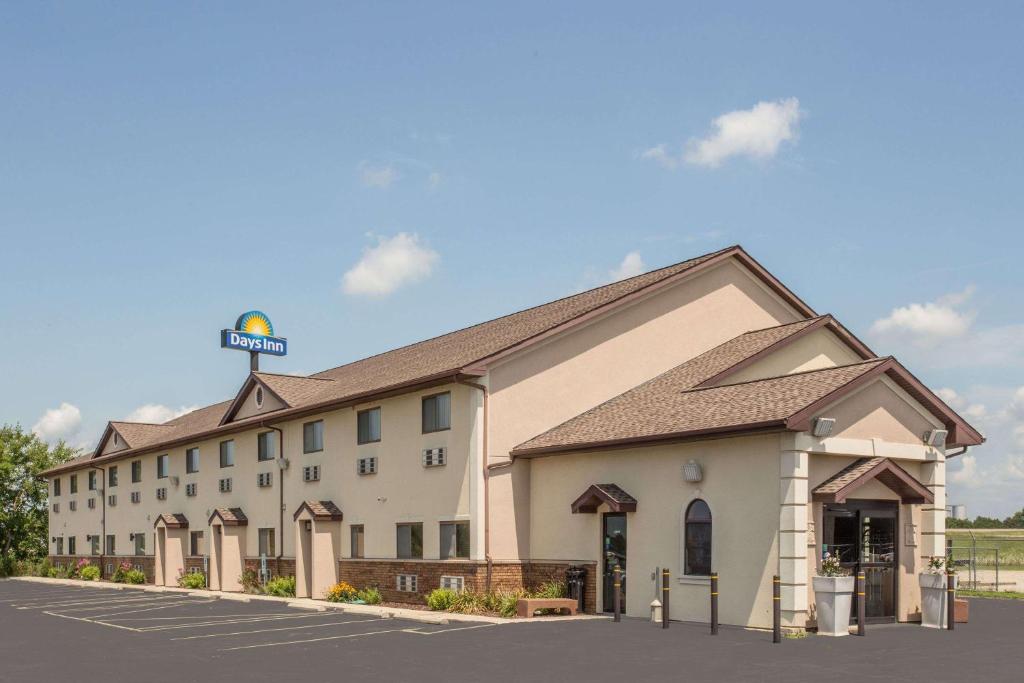 Days Inn by Wyndham Le Roy/Bloomington Southeast - main image