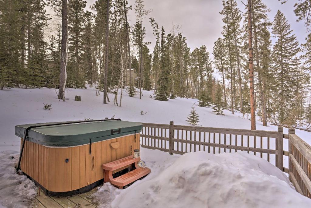 Cozy Cabin in Lead with Hot Tub Near Hiking and Skiing - main image