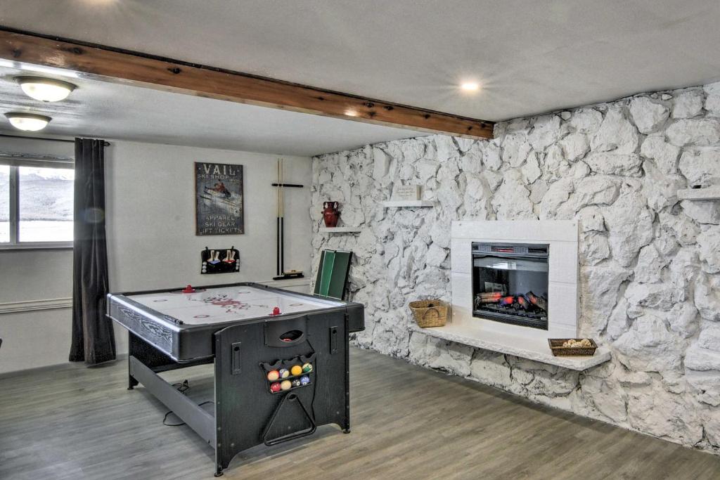 Cozy Escape with Hot Tub Access and Mountain View - image 2