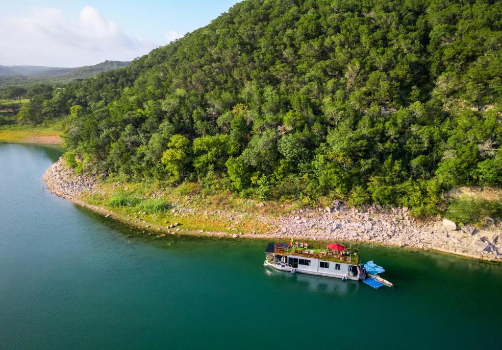 Houseboat-Yacht In Scenic Lake Travis Cove - main image