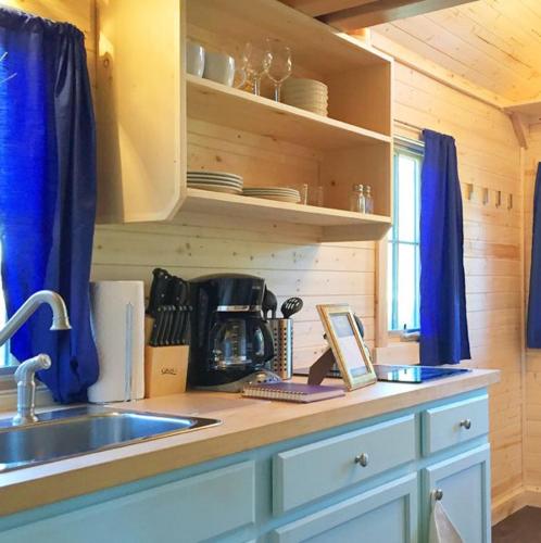 Leavenworth Camping Resort Tiny House Belle - image 4