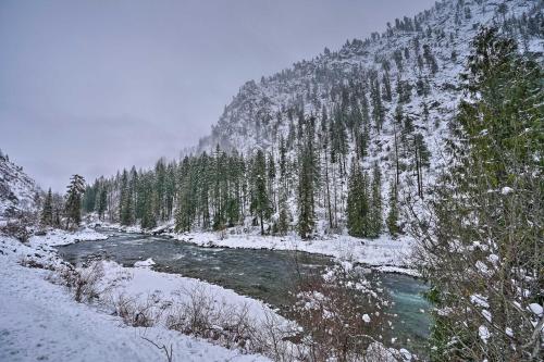 Peaceful Hillside Leavenworth Cabin on half Acre Lot! - main image