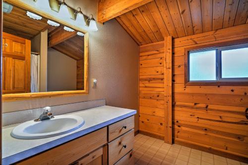 Leavenworth Cabin - Hot Tub 4 Mi to Lake Wenatchee - image 2