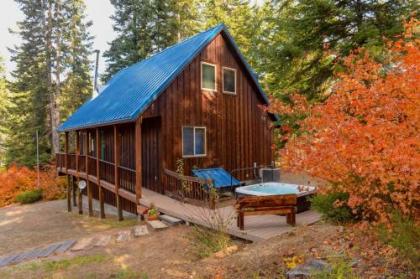 Lovely Leavenworth Cabin with Hot Tub-Ideally Located