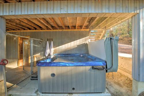 Cabin with Hot Tub - 14 Miles to Leavenworth! - image 3