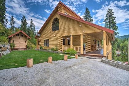 Log Cabin with Hot tub on Wenatchee River Leavenworth Washington