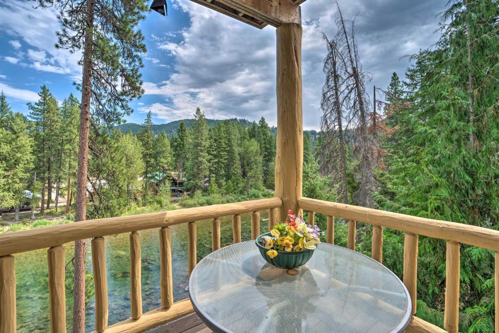 Log Cabin with Hot Tub on Wenatchee River - image 3