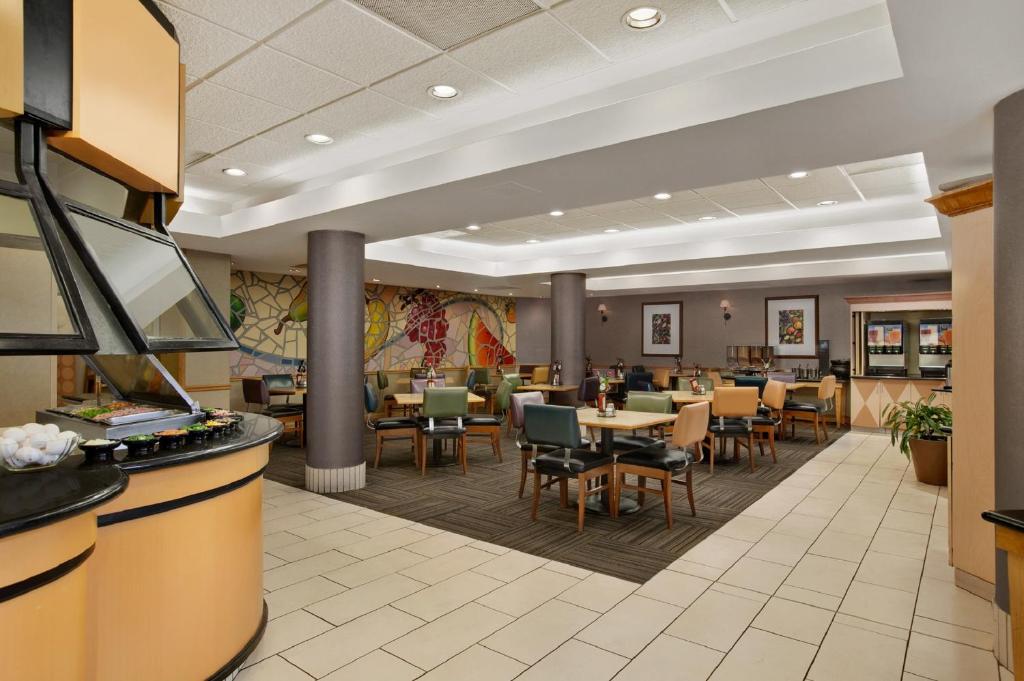 Embassy Suites Kansas City - Overland Park - image 6