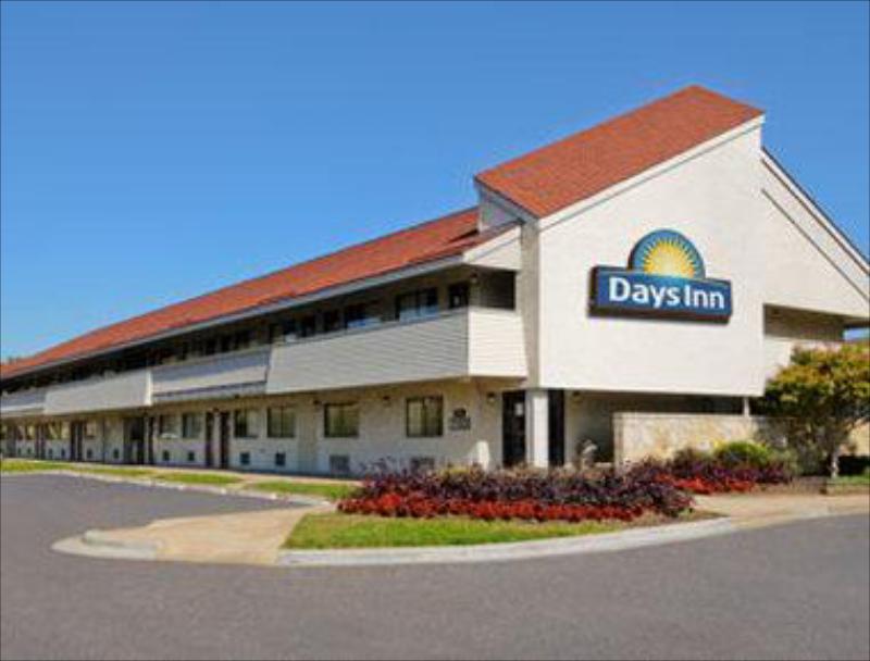 Days Inn by Wyndham Overland Park - image 2