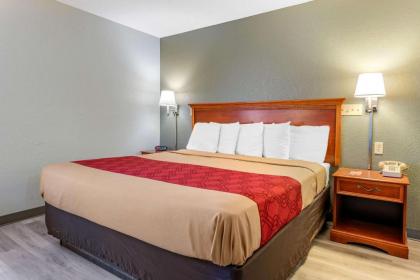 Econo Lodge Lebanon - image 13