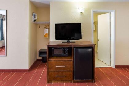 Quality Inn - image 11