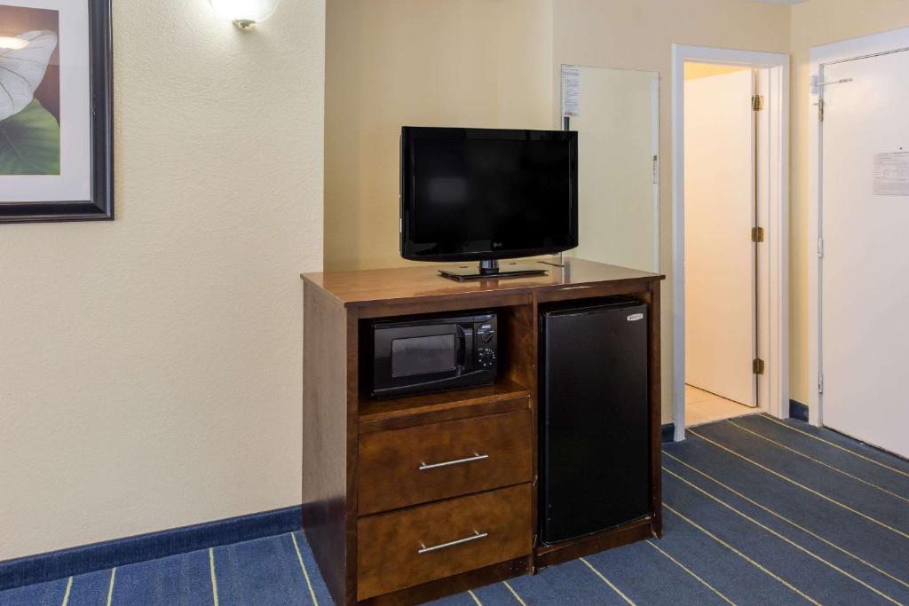 Quality Inn - image 3