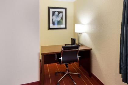 Quality Inn - image 9