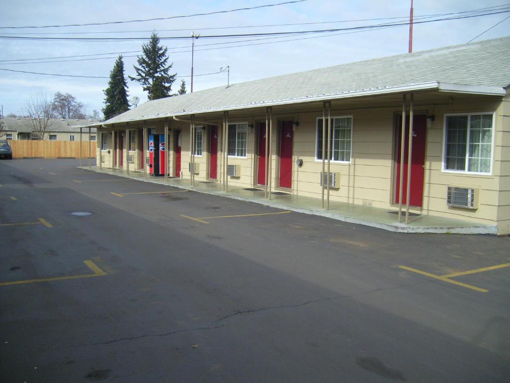 Cascade City Center Motel - image 3