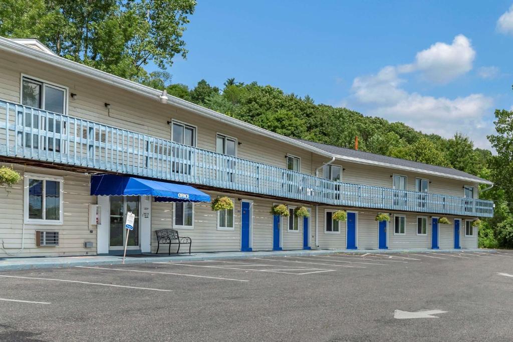 Econo Lodge Lee - Great Barrington - main image