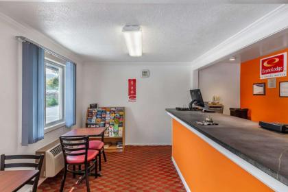 Econo Lodge Lee - Great Barrington - image 12