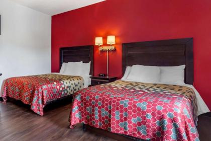 Econo Lodge Lee - Great Barrington - image 14