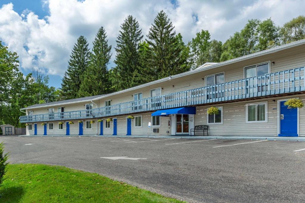 Econo Lodge Lee - Great Barrington - image 2