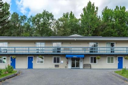 Econo Lodge Lee - Great Barrington - image 3