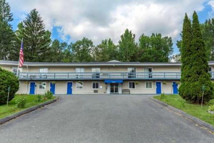 Econo Lodge Lee - Great Barrington - image 6