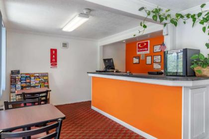 Econo Lodge Lee - Great Barrington - image 8