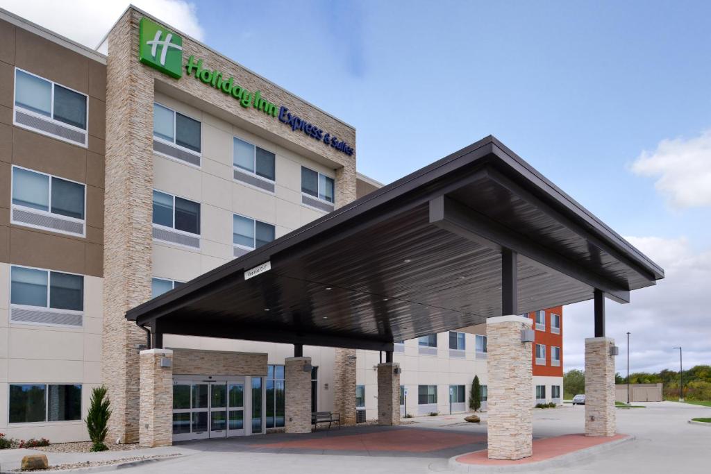 Holiday Inn Express & Suites - Kansas City - Lee's Summit an IHG Hotel - main image