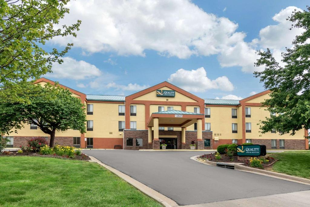 Quality Inn & Suites Lenexa Kansas City - main image