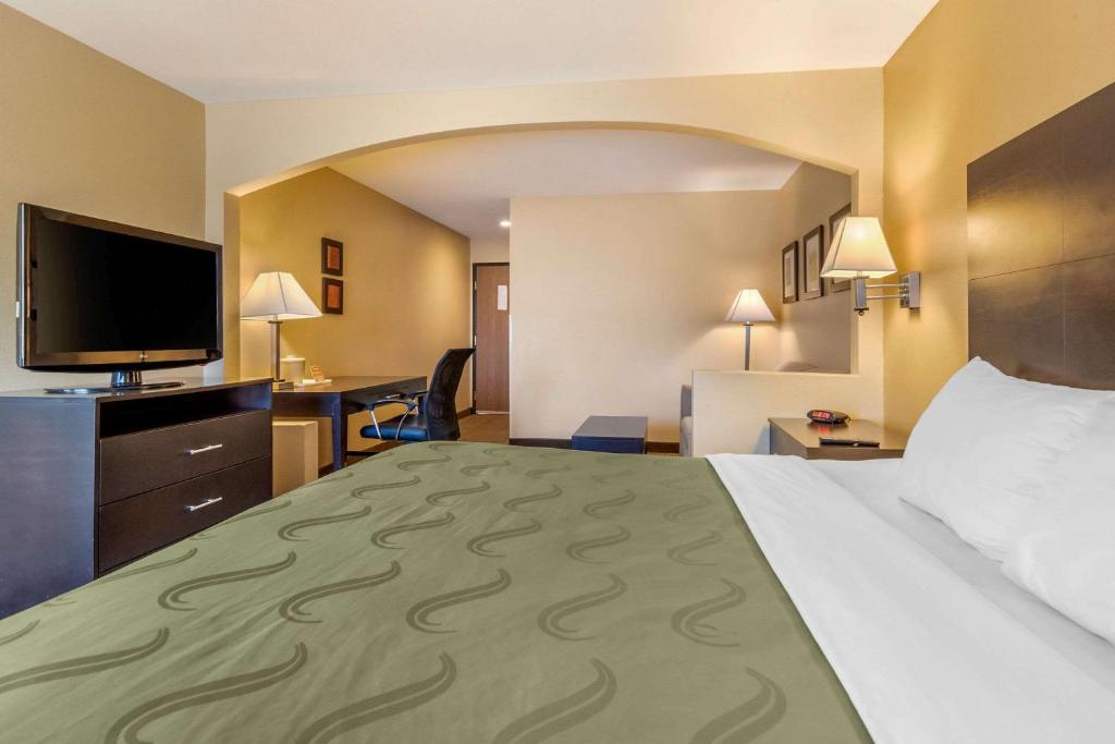 Quality Inn & Suites Lenexa Kansas City - image 3