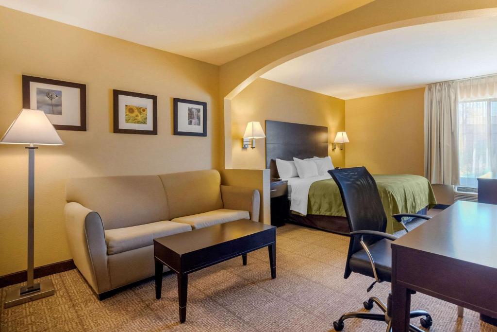 Quality Inn & Suites Lenexa Kansas City - image 5