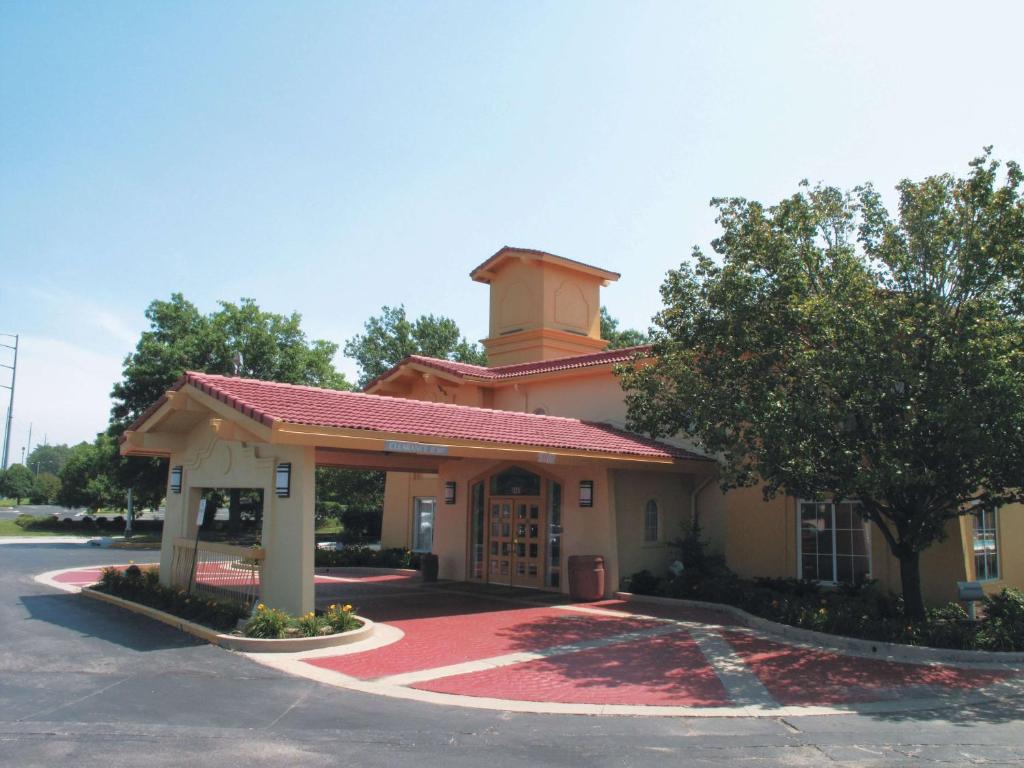 La Quinta Inn by Wyndham Kansas City Lenexa - main image