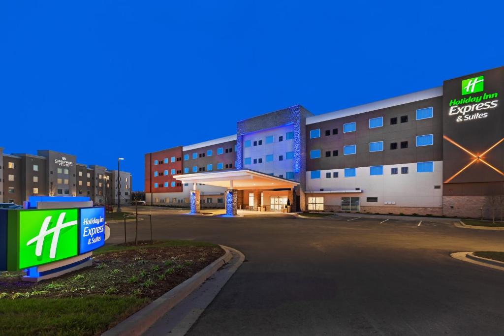 Holiday Inn Express & Suites - Lenexa - Overland Park Area an IHG Hotel - main image