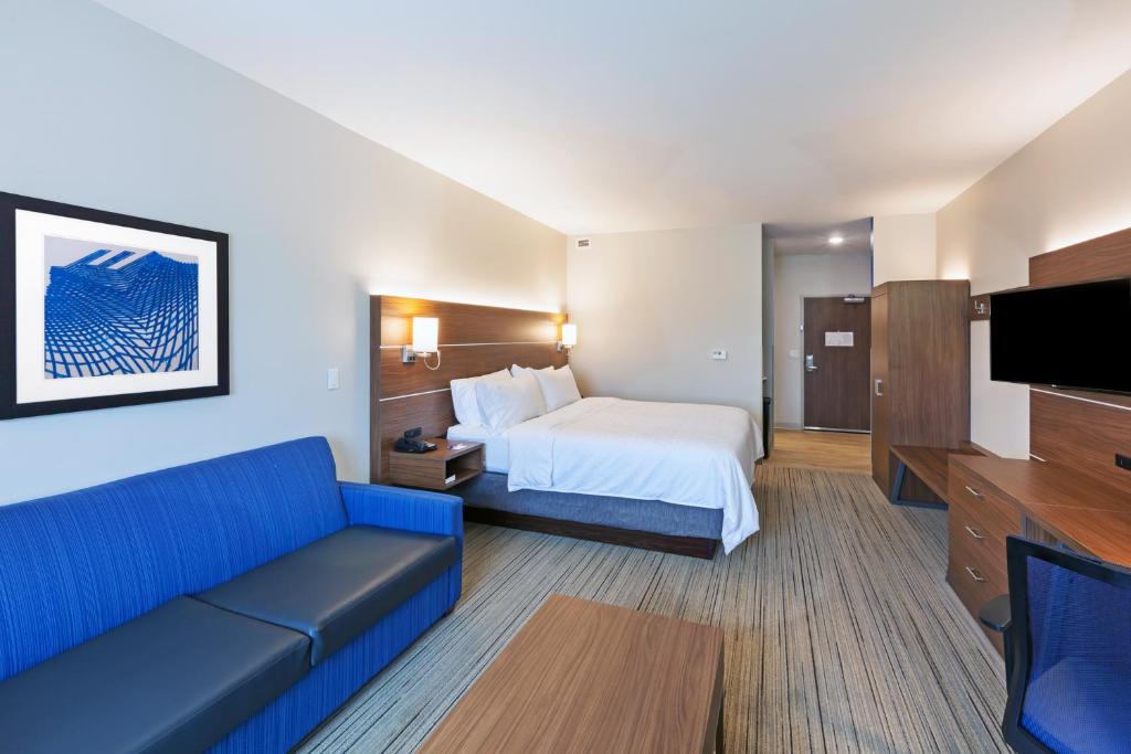 Holiday Inn Express & Suites - Lenexa - Overland Park Area an IHG Hotel - image 2