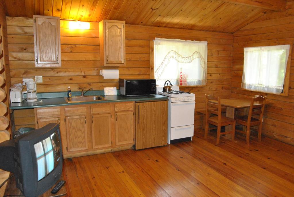 Robin Hill Camping Resort One-Bedroom Cottage 8 - main image