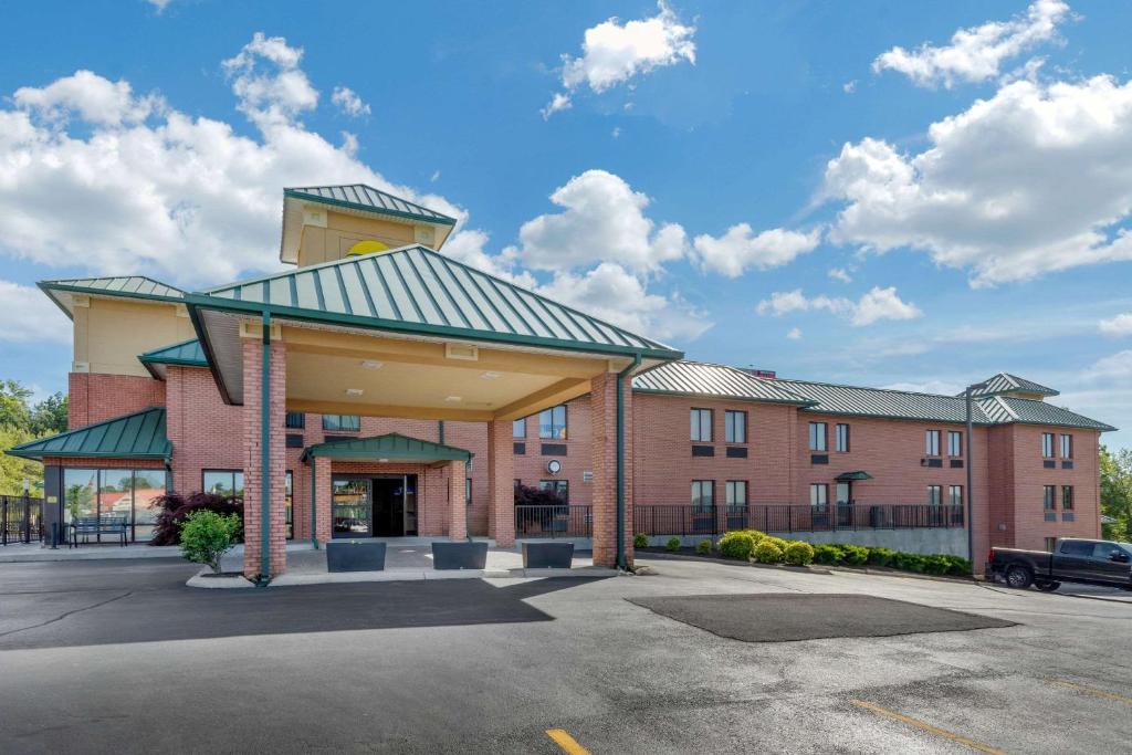 Comfort Inn Lenoir City - main image