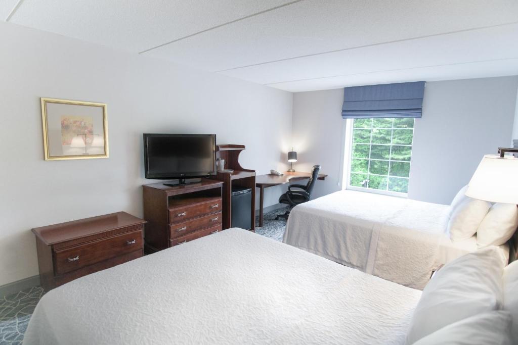 Hampton Inn & Suites Berkshires-Lenox - image 3