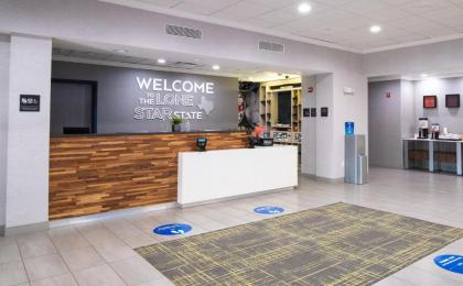 Hampton Inn and Suites Dallas/Lewisville-Vista Ridge Mall - image 13