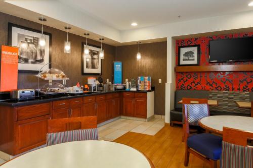 Hampton Inn Lexington South - image 5