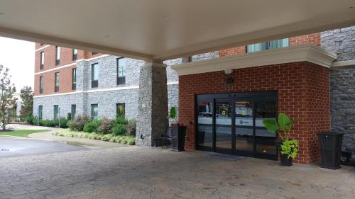 Hampton Inn Lexington Medical Center KY - image 2