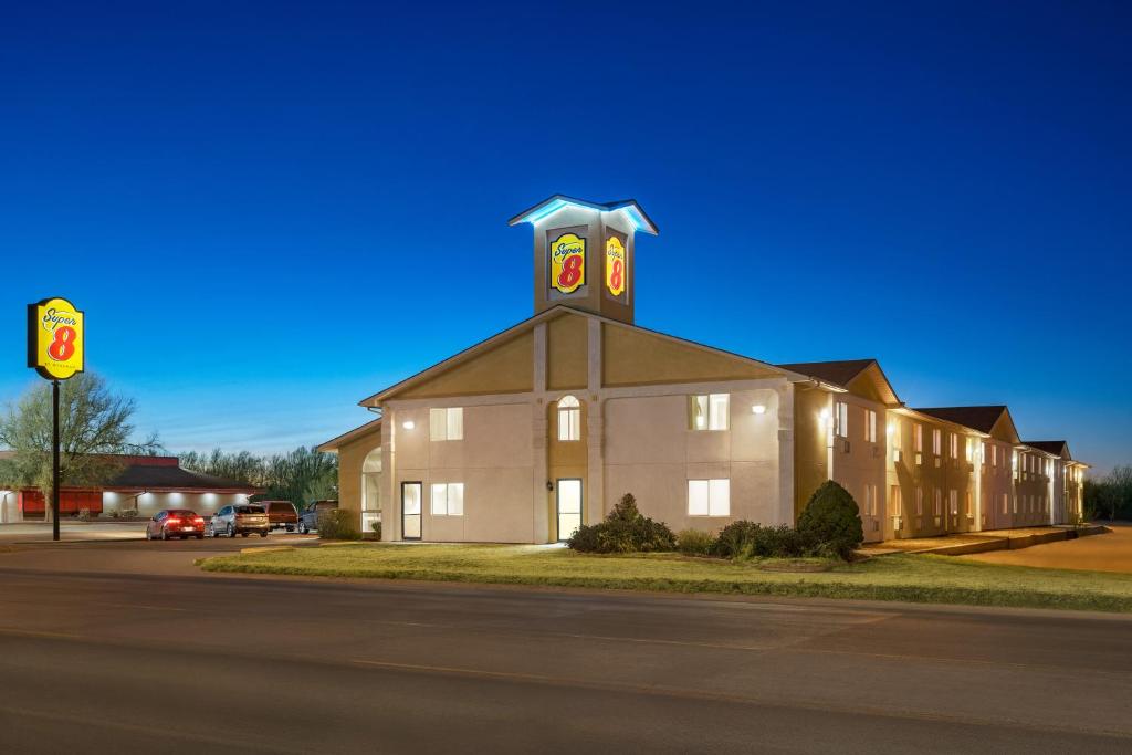 Super 8 by Wyndham Liberal KS - main image