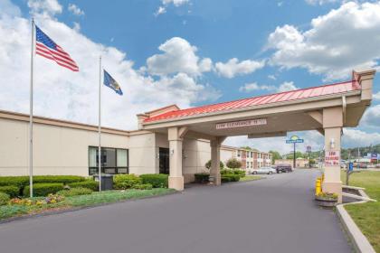 Days Inn by Wyndham Liberty - image 1